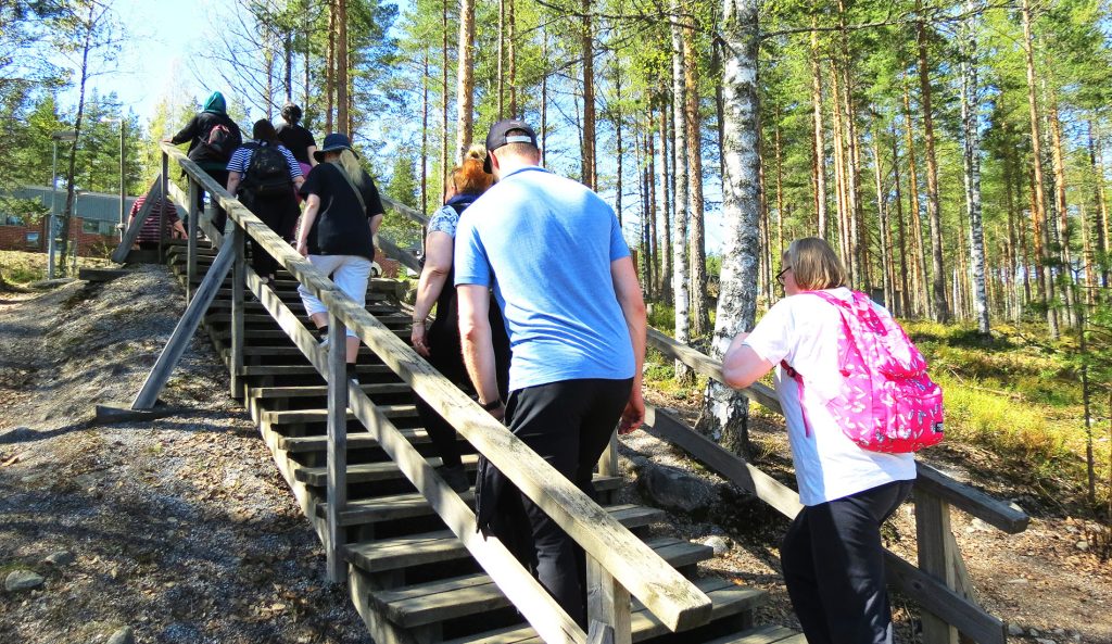 Aktiiviryhmäläiset kiipeämässä portaita Lamminpäässä.