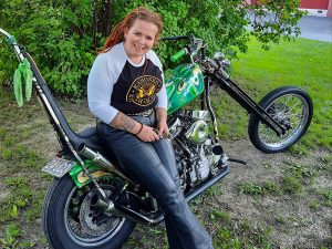 Koneistamon uusi tuotantoesimies Minna Tapiainen harrastuksensa moottoripyöräilyn äärellä.