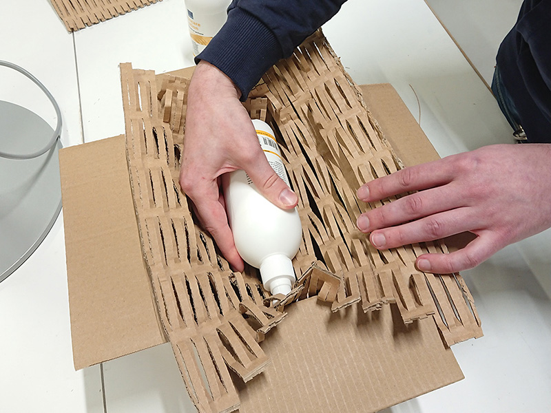 Kartonkisilppurilla valmistettua pakkauspahemustetta hyödynnetään lähetyksissä.