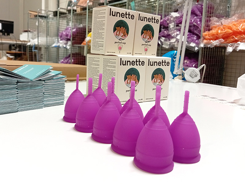 Violetteja Lunetten kuukautiskuppeja TITRYn pakkaamossa