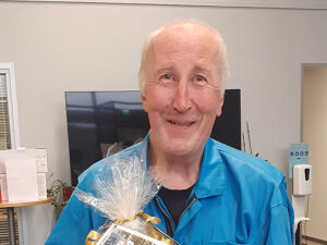 Jouni Jokela TITRYn taukotilassa eläköitymislahja käsissään