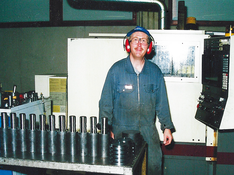 Jouni Jokela työskentelemässä TITRYn koneistamolla 2000-luvun alussa.