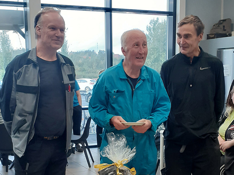 Koneistamon työnjohtajat Sampo Venäläinen ja Marko Leppämäki muistelivat Jouni Jokelan kanssa hänen pitkää uraansa kakkukahvien merkeissä TITRYn taukotilassa.