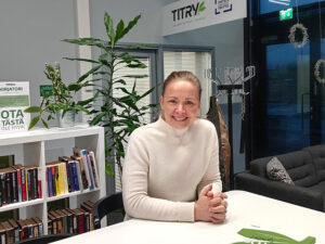 Työvalmentaja Johanna Dunder istumassa TITRYn toimipisteen aulassa.