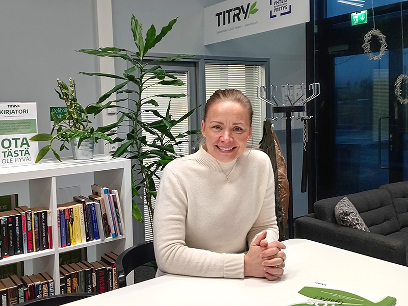 Työvalmentaja Johanna Dunder istumassa TITRYn toimipisteen aulassa.